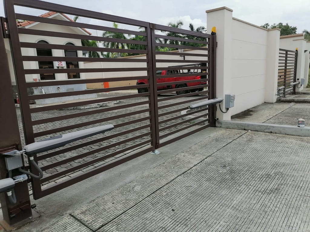 Diseño de Herreria de Puertas Batientes con sus brazos automáticos Costa del Este — Herrería Santiago Panamá