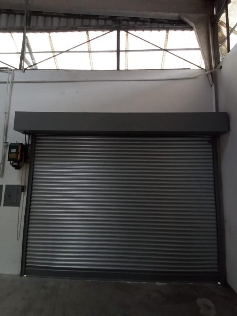 Puerta Enrollable Cerrada Galvanizada con Motor — Herrería Santiago Panamá